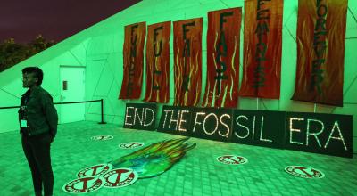 Un mural de ambientalistas abogando por el fin de la producción de combustibles fósiles en la COP28, Dubai, el 15 de diciembre de 2023.