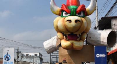 Uno de los monigotes gigantes que serán exhibido en la tradicional ruta del Suburbio en Guayaquil, en una imagen de noviembre de 2023.