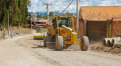 Maquinaria de la Prefectura del Azuay ejecuta trabajos en una vía.