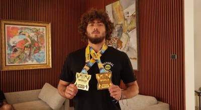 Roberto Jiménez posa con la medalla de campeón Mundial absoluto y el bronce Mundial en su peso.