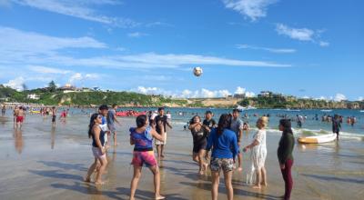 Imagen referencial de bañistas en una playa de Santa Elena, en abril de 2023.