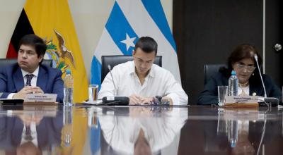 El presidente Daniel Noboa firma un documento oficial, el 15 de diciembre de 2023, en Samborondón.