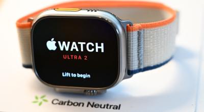 Un reloj inteligente de Apple, el modelo Ultra 2, en una tienda de EE.UU., 22 de septiembre de 2023.