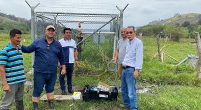 Jhonny Mendoza, presidente de la Organización de Campesinos-Agricultores Regantes-Usuarios del Acueducto La Esperanza-El Aromo y el liquidador de Refinería del Pacífico, Carlos Wong, en la desconexión de una válvula.