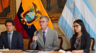 El ministro de Economía Juan Carlos Vega, durante una conferencia en Guayaquil, 20 de diciembre de 2023.