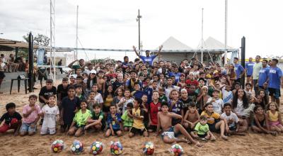 Fotografía cedida por la oficina de prensa de Endrick que muestra al deportista mientras posa con participantes de un torneo de 'futvolei'.