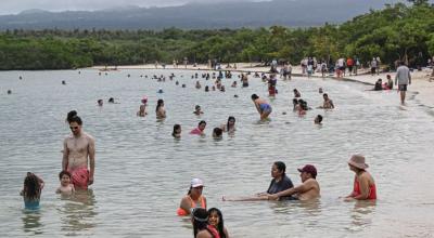 Turistas en una playa de la isla Santa Cruz, en Galápagos, en junio de 2023.
