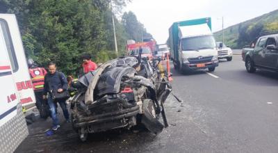 Uno de los vehículos involucrados en un accidente de tránsito ocurrido el 4 de enero de 2024 en la avenida Simón Bolívar de Quito.