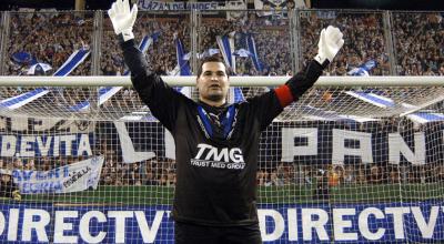 José Luis Chilavert saluda a los hinchas en el estadio de Vélez Sarsfield, en Buenos Aires, el 14 de noviembre de 2004.