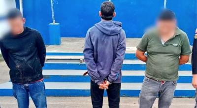 Imagen referencial de tres sujetos detenidos en un operativo policial en Los Ríos, el 7 de enero de 2024.