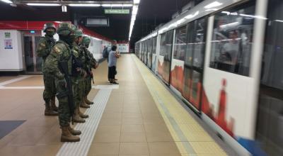 Militares resguardan una de las estaciones del Metro de Quito, el 9 de enero de 2024.