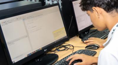 Imagen referencial de un estudiante usando una computadora.