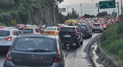 Decenas de vehículos atrapados en el tráfico en la avenida Interoceánica de Quito, el 9 de enero de 2024.