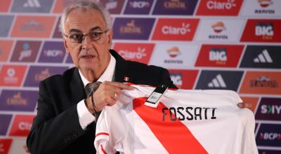 El uruguayo Jorge Fossati recibe la camiseta de entrenador del seleccionado peruano, el 10 de enero de 2024.