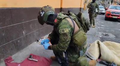 Militares durante un operativo en San Roque, en el centro de Quito, el 10 de enero de 2024.