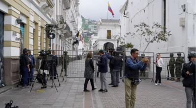 Periodistas en una cobertura en los exteriores del palacio de Carondelet, en Quito, el 8 de enero de 2024.