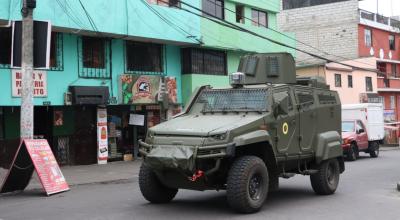 Una tanqueta militar recorre el sector de La Bota, en el norte de Quito, este 11 de enero de 2024.