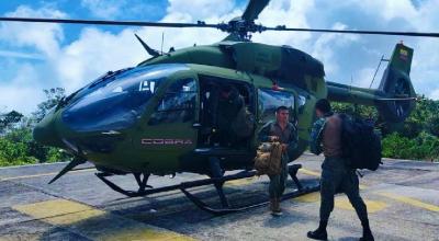 Imagen referencial sobre militares ecuatorianos durante una misión en helicóptero.