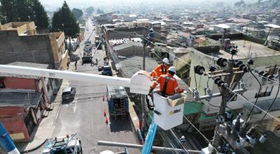 Personal de la Empresa Eléctrica Quito realiza mantenimientos del sistema el 6 de enero de 2024.