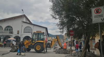 Maquinaria del Municipio de Quito trabaja en Tumbaco para restablecer el servicio de agua, el 13 de enero de 2024.