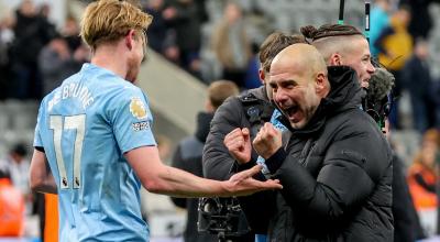 Kevin de Bruyne y Pep Guardiola celebran la victoria del Manchester City ante el Newcastle, el 13 de enero de 2024. 