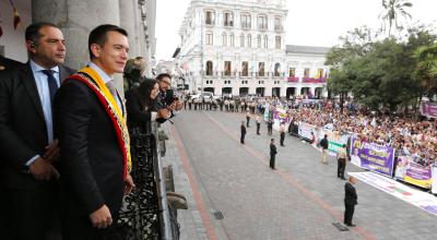 El presidente Daniel Noboa saluda a sus simpatizantes desde el balcón del palacio de Carondelet, en Quito, el 23 de noviembre de 2023.