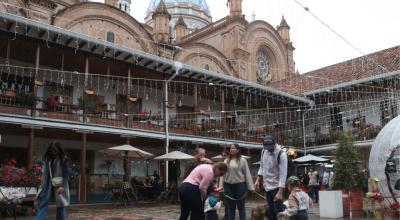 Turistas visitan el seminario San Luis, en el centro de Cuenca, en diciembre de 2023.