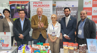 Integrantes del clúster Superfoods, junto al exministro de Producción Daniel Legarda, en un evento en 2023. 