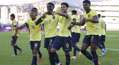 Los jugadores ecuatorianos festejan un gol ante Colombia, en el Preolímpico, el 20 de enero de 2024.