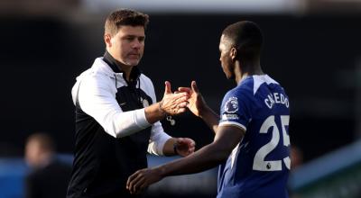 El técnico del Chelsea, Mauricio Pochettino, saluda a Moisés Caicedo durante un partido de Premier League,