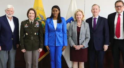 La fiscal Diana Salazar y delegados de Estados Unidos, tras reunión en Quito el 23 de enero del 2024.