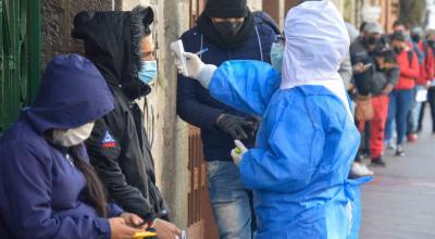 Pacientes con síntomas de Covid-19 esperan atención en un dispensario del IESS en Cuenca, enero de 2022.