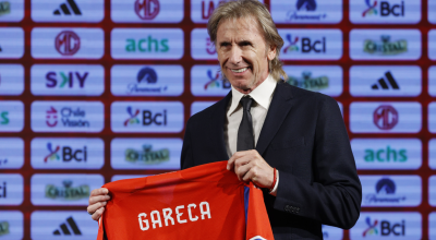 Ricardo Gareca posa el jueves 25 de enero con su camiseta como nuevo entrenador de la selección chilena.