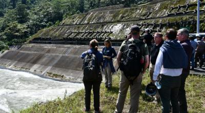 Expertos ecuatorianos y estadounidenses en la hidroeléctrica Coca Codo Sinclair el 24 de enero de 2024.