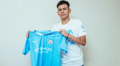 El argentino Claudio Echeverri sostiene la camiseta del Manchester City. 