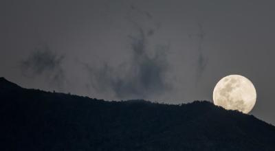 Vista de la primera Luna llena de 2024, un día antes de la conjunción de Mercurio y Marte.