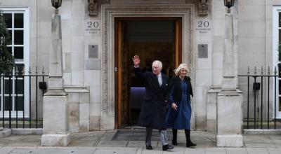 El rey Carlos de Inglaterra a su salida del hospital en Londres, junto a su esposa, Camila, el 29 de enero de 2024.