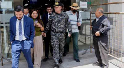 El coronel Renato González (centro), director del Isspol, a su salida de la audiencia preparatoria de juicio, este 31 de enero de 2024.