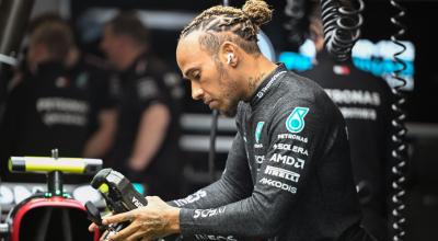 Lewis Hamilton revisando su auto en el Gran Premio de Las Vegas, 17 de noviembre de 2023.