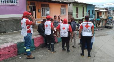 Personal de la Cruz Roja realizando trabajo de campo en Esmeraldas, el pasado 1 de febrero.