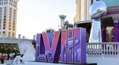 Logotipo del Super Bowl LVIII y una réplica del trofeo Vince Lombardi en el Strip de Las Vegas frente al Caesars Palace, el 3 de febrero de 2024 en Las Vegas.