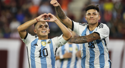 Los jugadores de Argentina celebran un gol ante Venezuela, en el Preolímpico, el 5 de febrero de 2023.