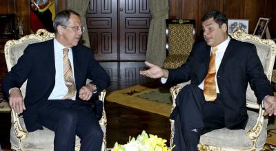 El presidente Rafael Correa y el canciller de Rusia, Serguei Lavrov (i), el 27 de noviembre de 2008, en Quito, abordaron la cooperación técnico-militar y la negociación de un convenio comercial.