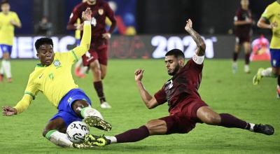 Endrick disputa un balón en el partido entre Brasil y Venezuela, por el Preolímpico, el 8 de febrero de 2024.