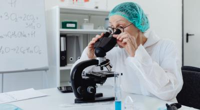 Imagen referencial de una investigadora en un laboratorio.