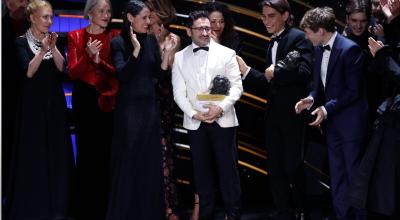 El realizador Juan Antonio Bayona acompañado por el equipo de 'La sociedad de la nieve' tras recibir el Goya a Mejor película.