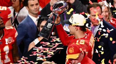 Patrick Mahomes de los Chiefs sostiene el trofeo después de ganar el Super Bowl LVIII contra los 49ers, el 11 de febrero de 2024.