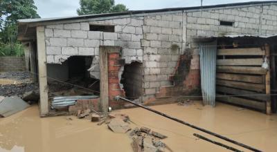 En Tenguel, parroquia rural de Guayaquil en Guayas, el desbordamiento de un río produjo estragos y dejó una decena de barrios inundados. 