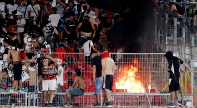 Hinchas de Colo Colo provocan incidentes en la tribuna durante la final de la Supercopa del fútbol chileno entre Huachipato y Colo Colo, el 11 de febrero de 2024.