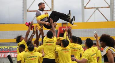 Los jugadores de Aucas celebran el título nacional Sub 19, el 20 de diciembre de 2023.